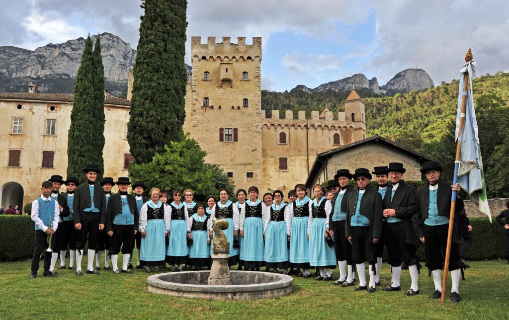 Coro La Valle in costume storico Cembrano
